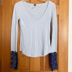 Free People We The Free Art School Cuff light blue v-neck thermal top. Small